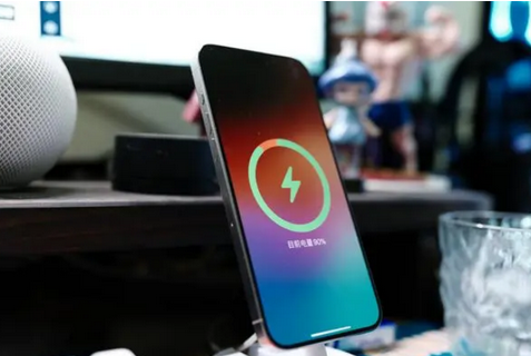 绵竹苹果15换屏服务分享用什么充电器给iPhone15充电更好 
